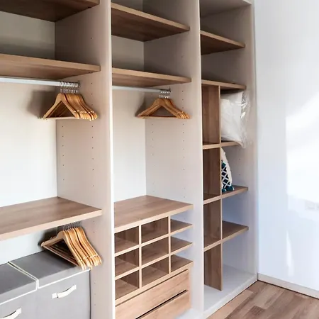 Comfortable House In With Free Parking Ferienhaus