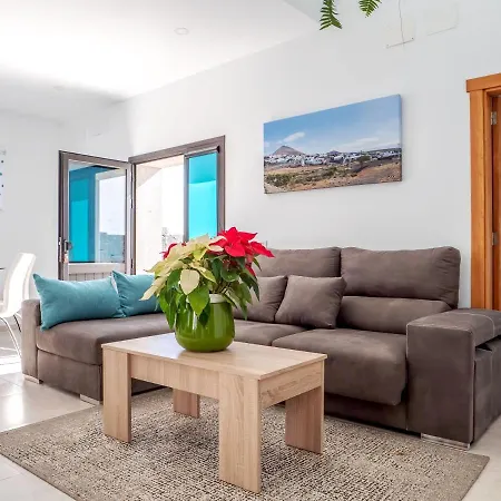 Dom wakacyjny Comfortable House In With Free Parking Tías