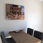 Comfortable House In With Free Parking *