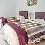 Comfortable House In With Free Parking Ferienhaus