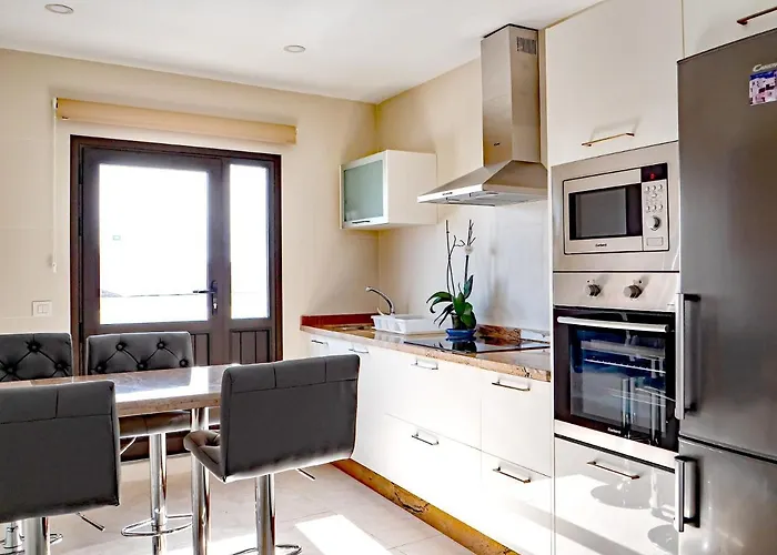 Comfortable House In With Free Parking